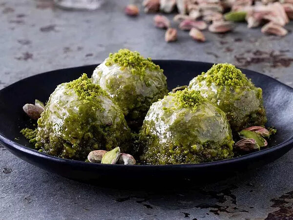 Hafiz Mustafa Belle Kiss Baklava with Pistachio